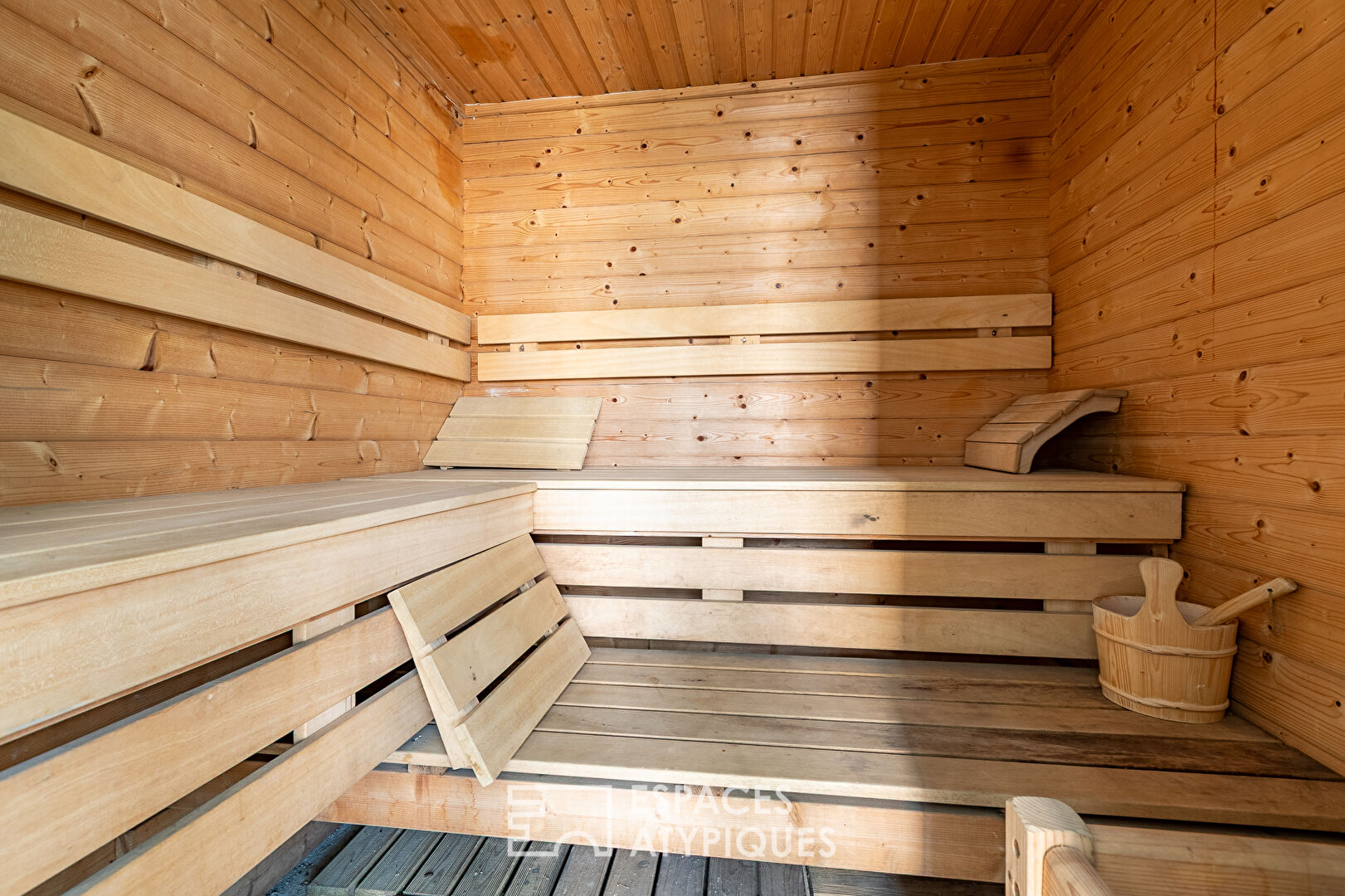 Longère en pierre avec jardin, piscine et dépendances près de Senlis