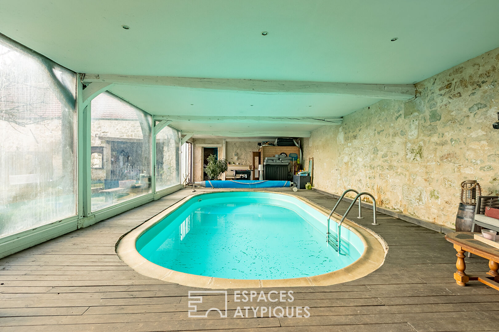 Longère en pierre avec jardin, piscine et dépendances près de Senlis