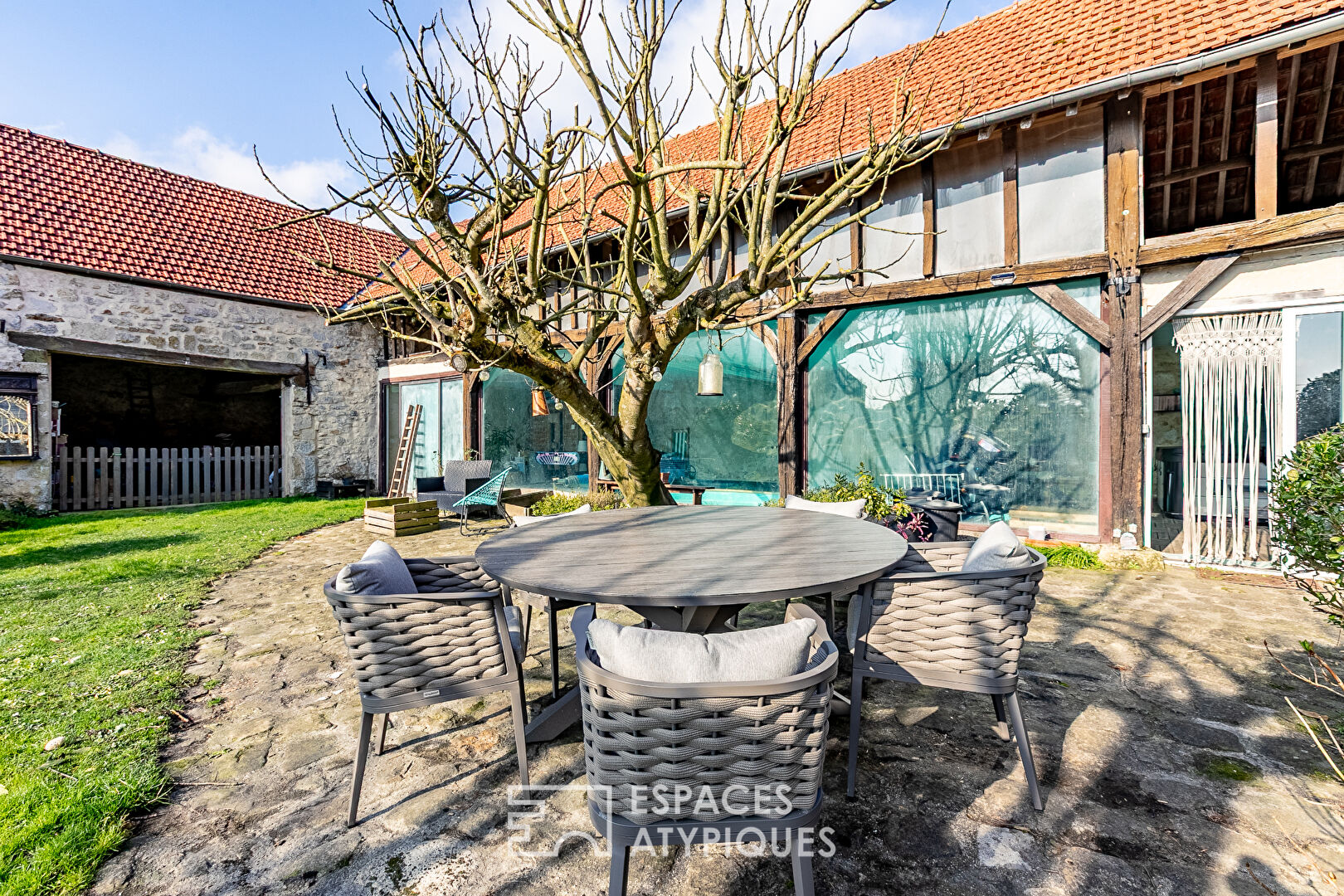 Longère en pierre avec jardin, piscine et dépendances près de Senlis