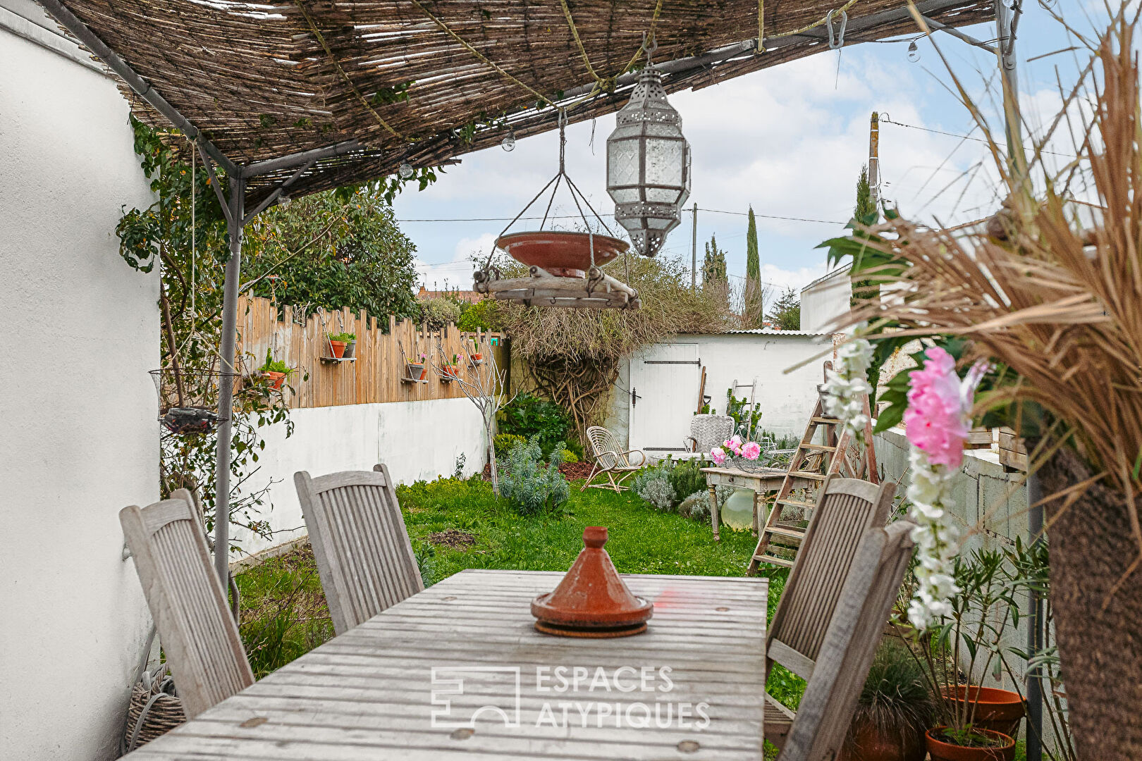 Shop with a bohemian spirit and its enclosed garden