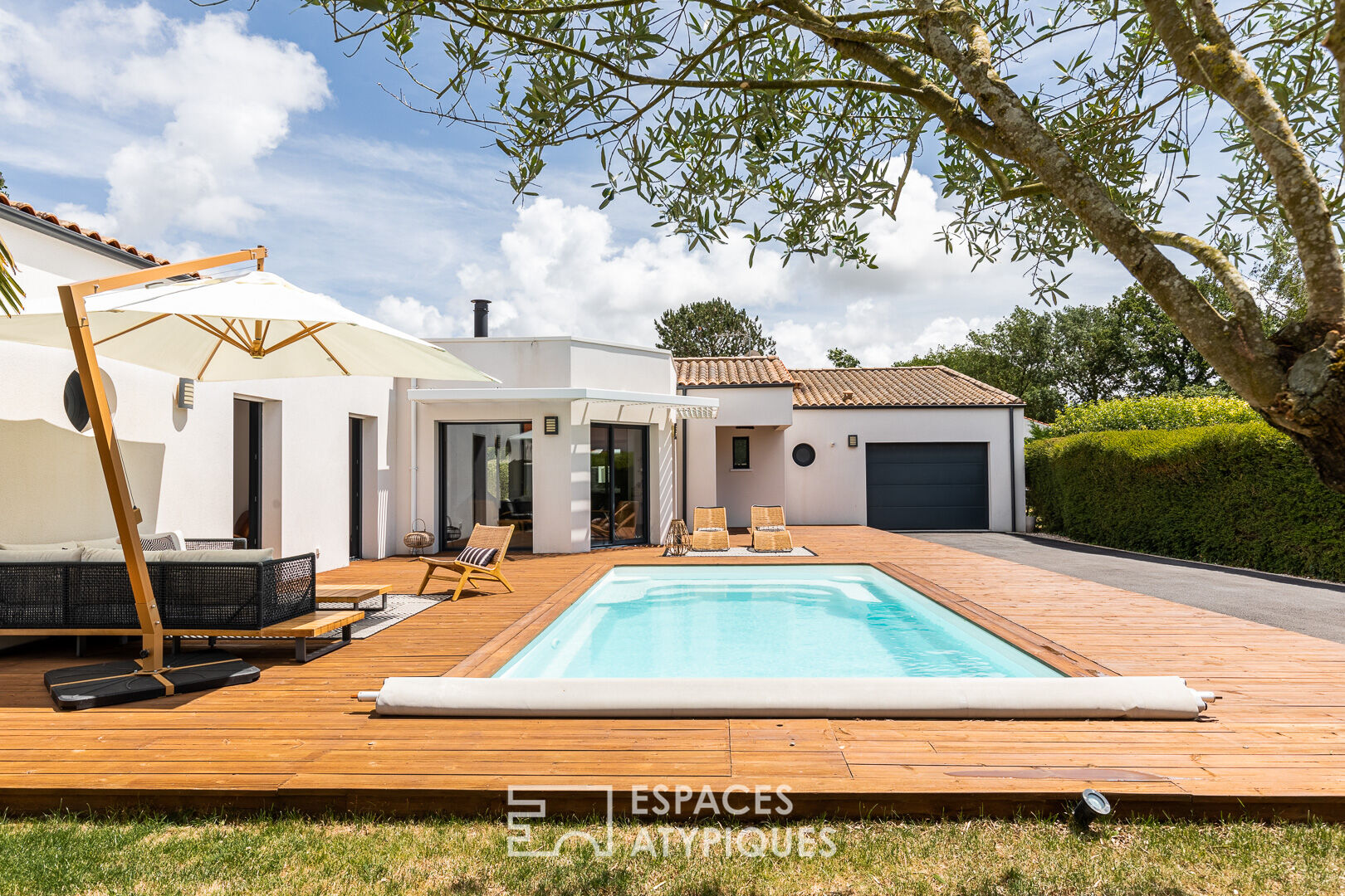 Contemporary villa and its sunny terraces