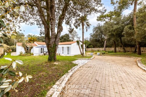 Villa des années 60 revisitée dans un écrin de verdure, plage à pied