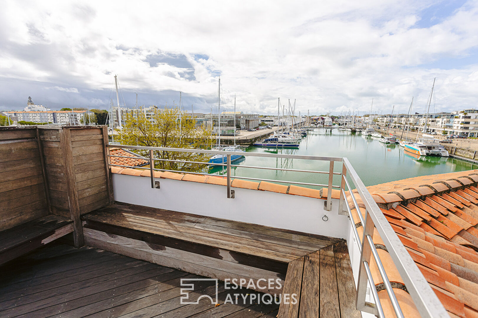 Exclusive apartment with rooftop, moored between the two ports