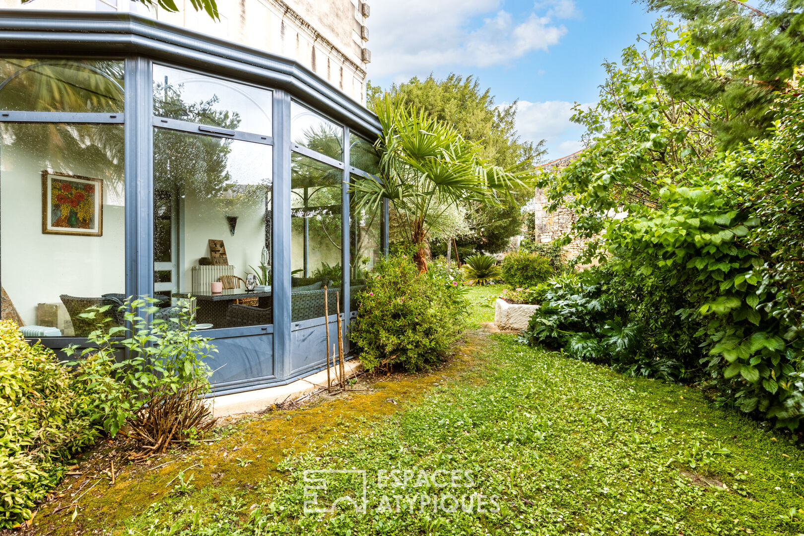 Bourgeois residence in the heart of the city and its bucolic garden