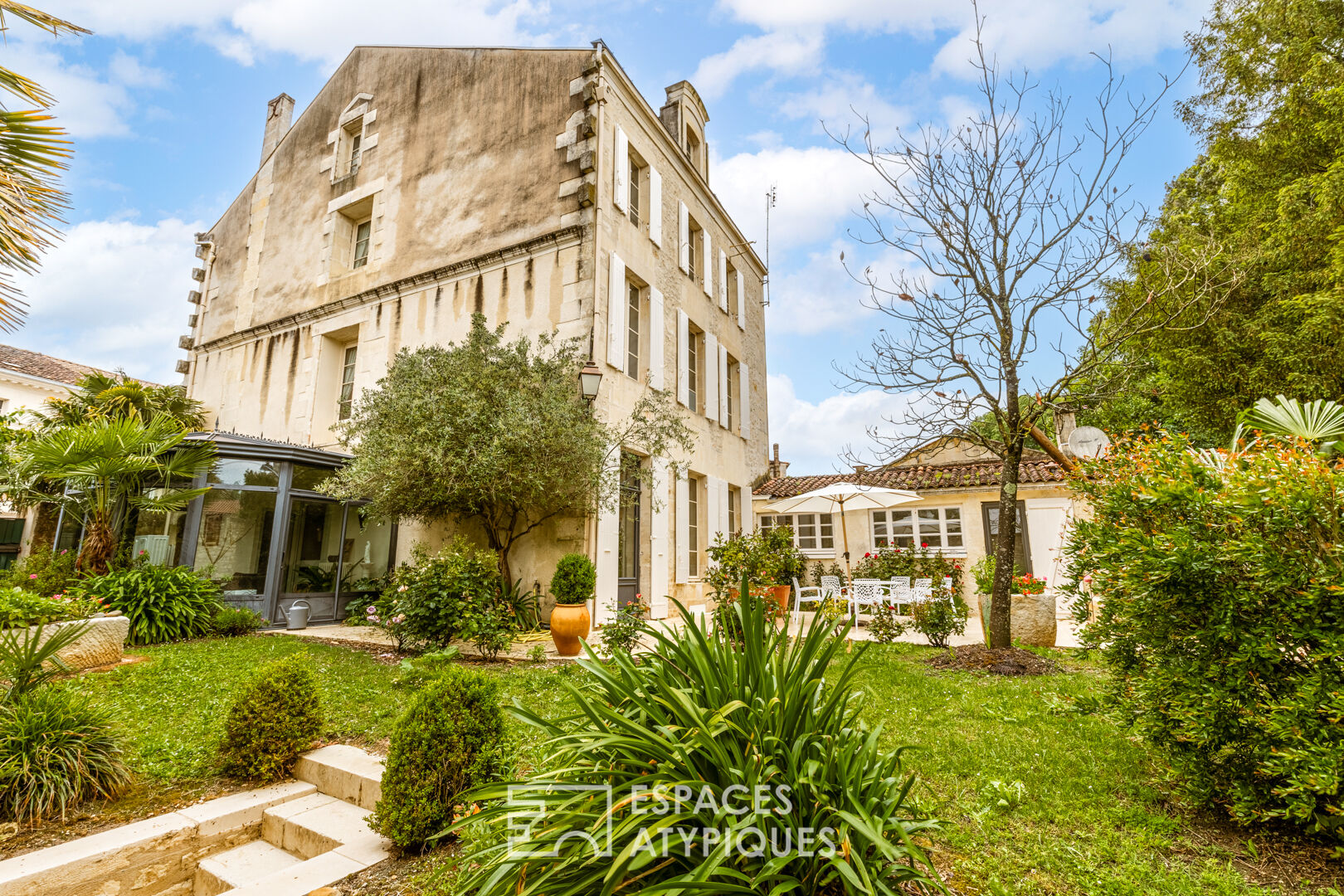 Bourgeois residence in the heart of the city and its bucolic garden