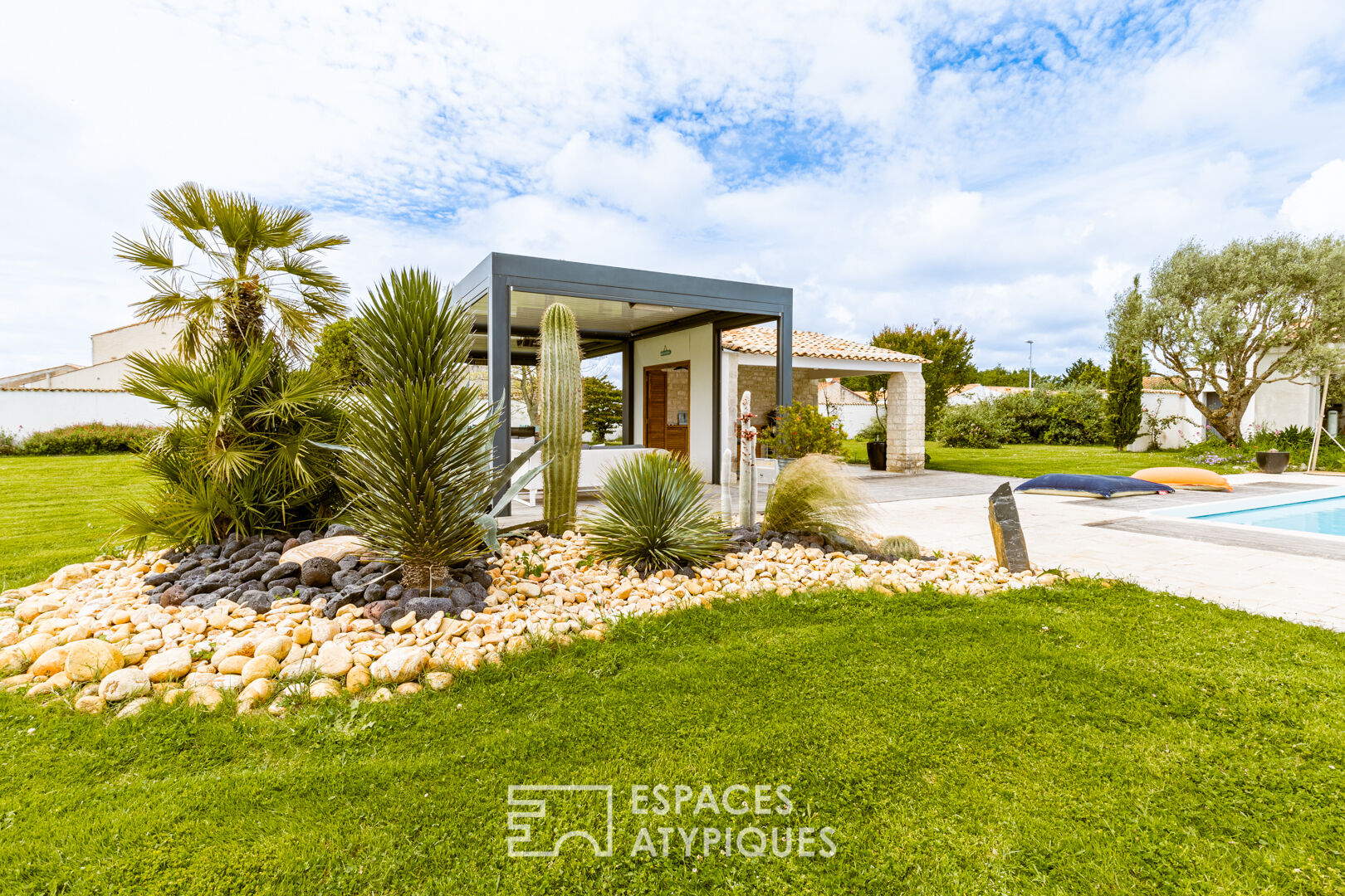 Contemporary villa nestled on its park, with swimming pool and golf green