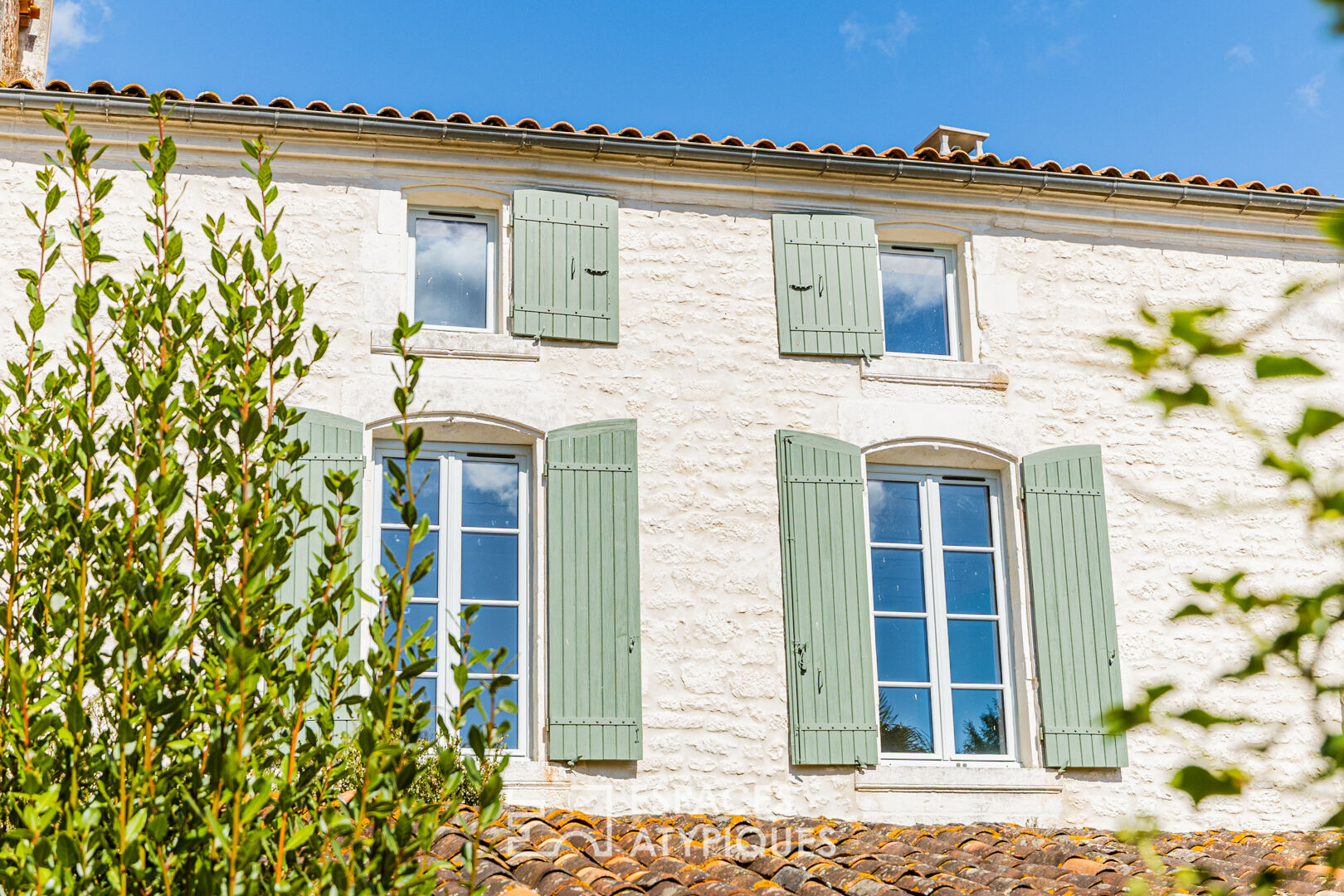 Charme de l’ancien et jardin intime en coeur de village