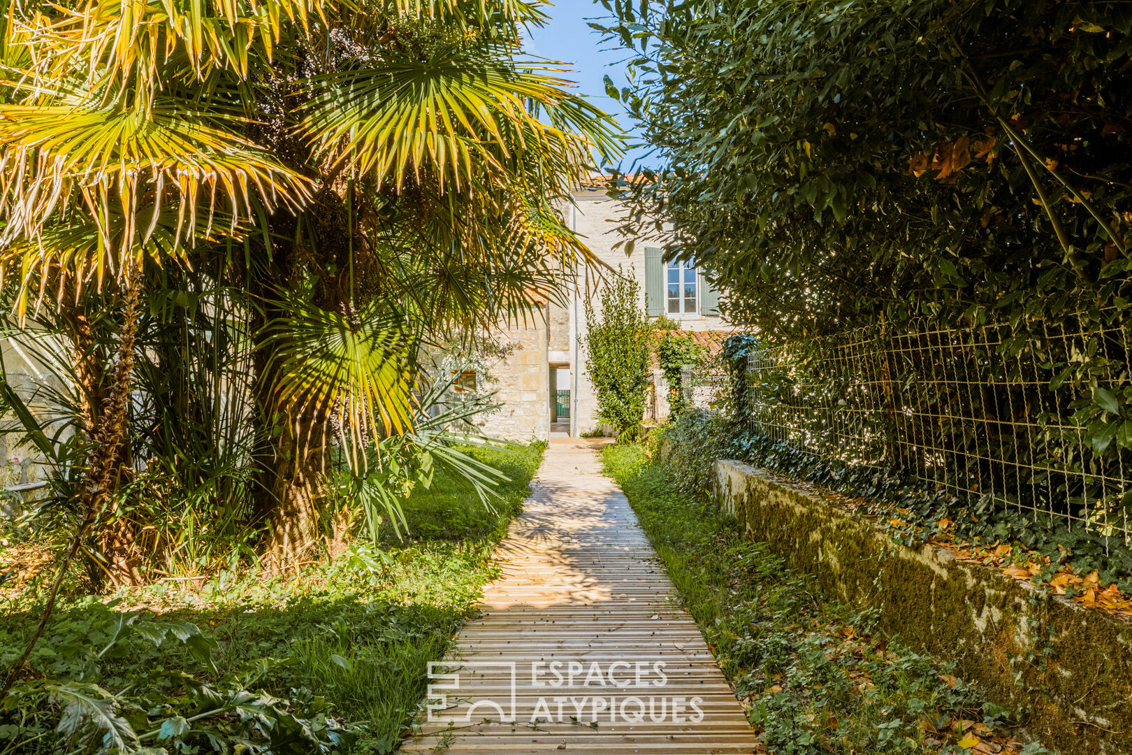 Charme de l’ancien et jardin intime en coeur de village