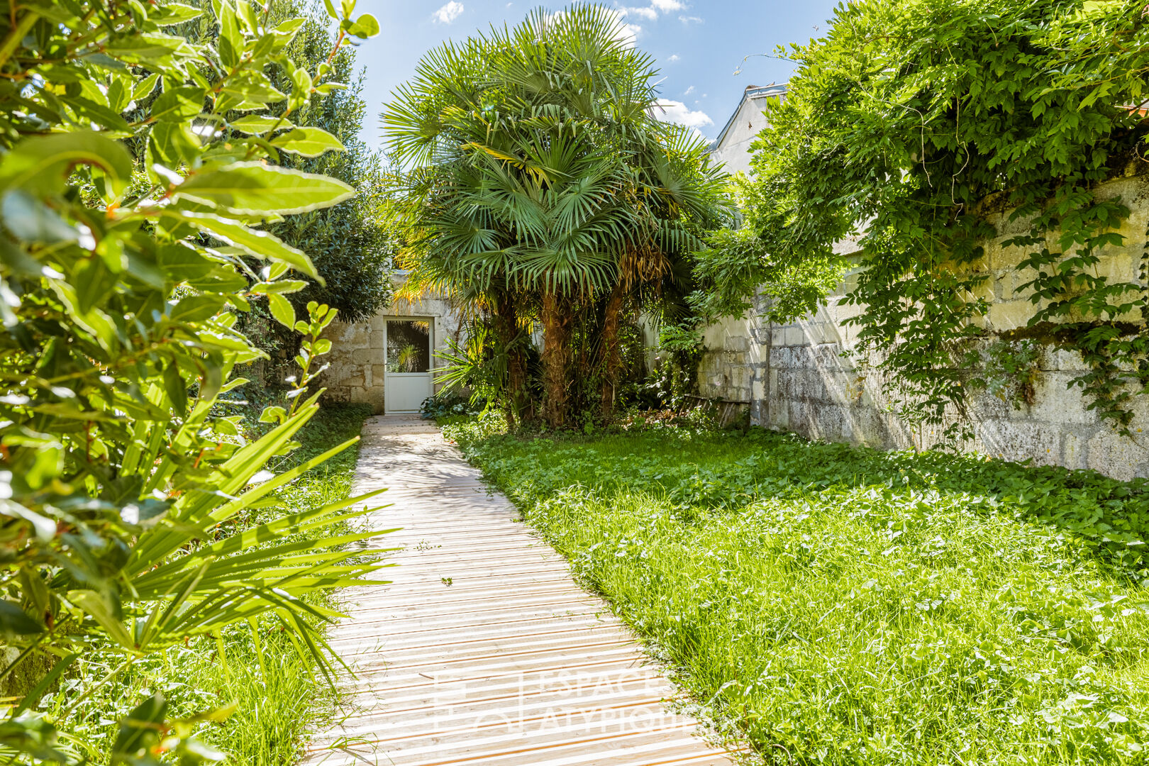 Charme de l’ancien et jardin intime en coeur de village