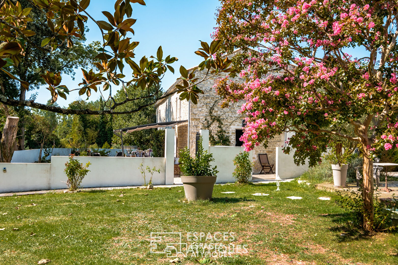 Family Charentaise in its green setting and its outbuilding