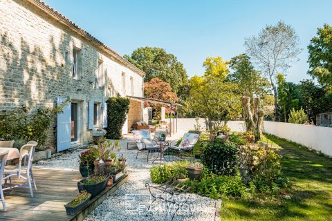 Family Charentaise in its green setting and its outbuilding