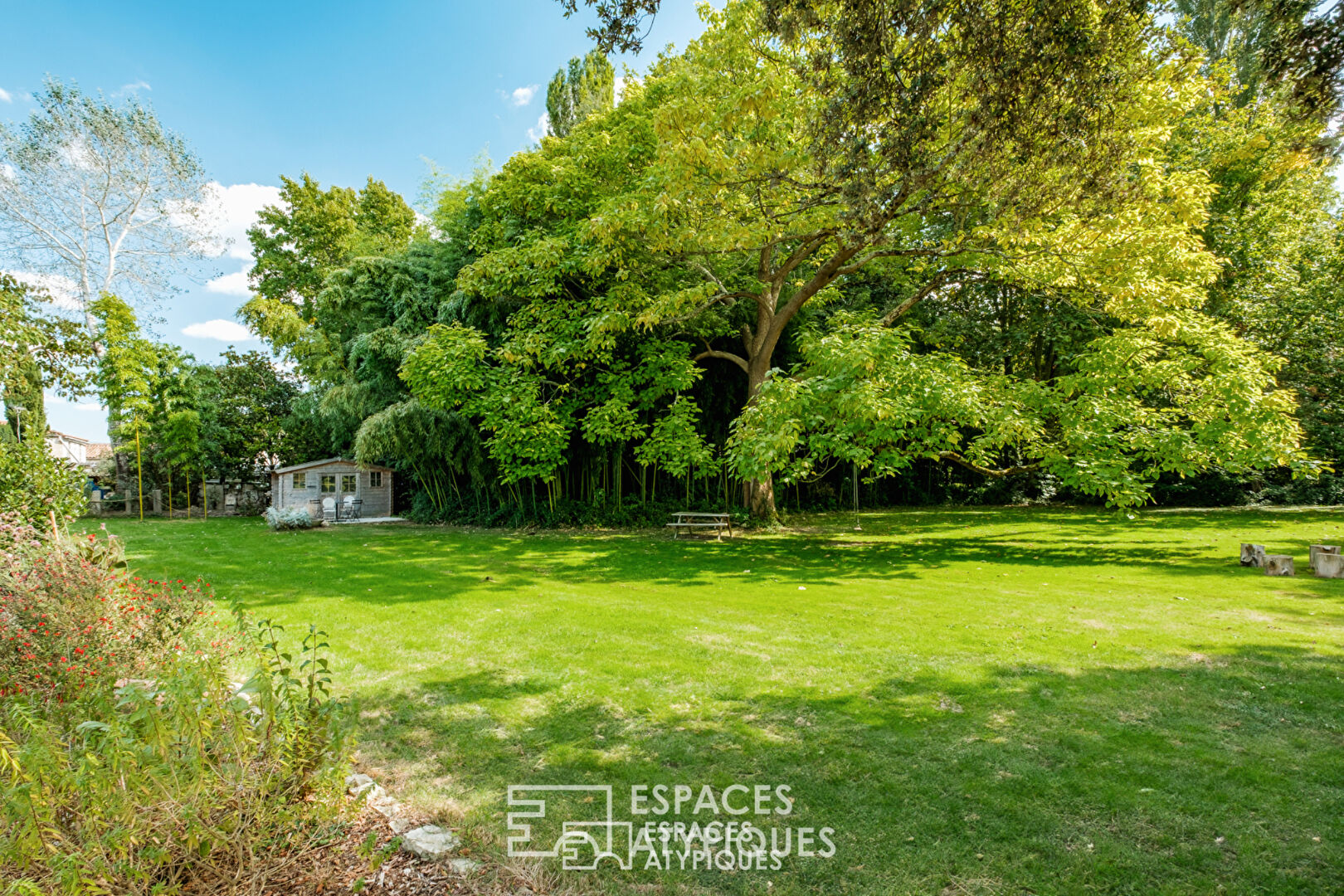 Family Charentaise in its green setting and its outbuilding