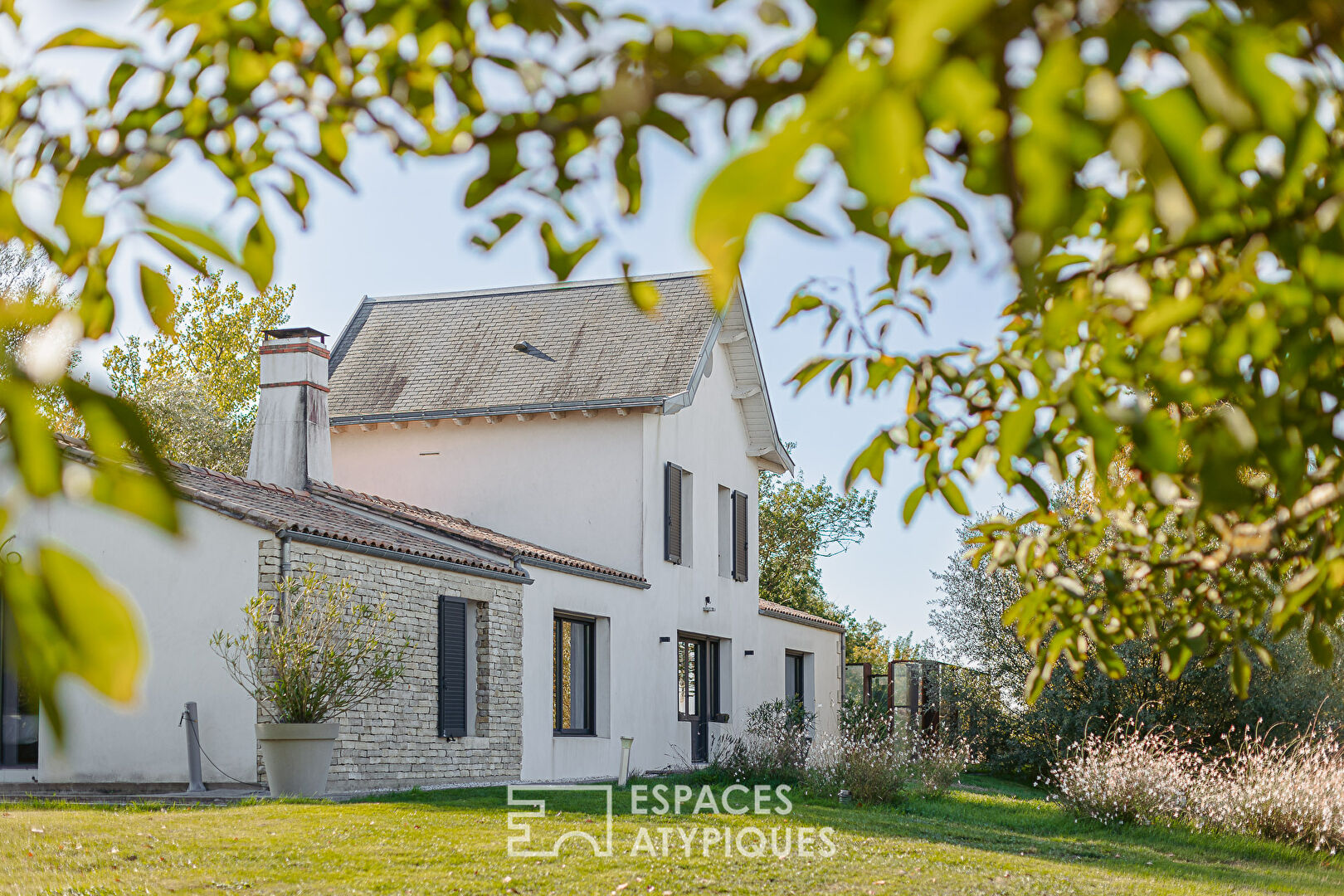 Contemporaine bucolique et son gîte en bord de Venise Verte