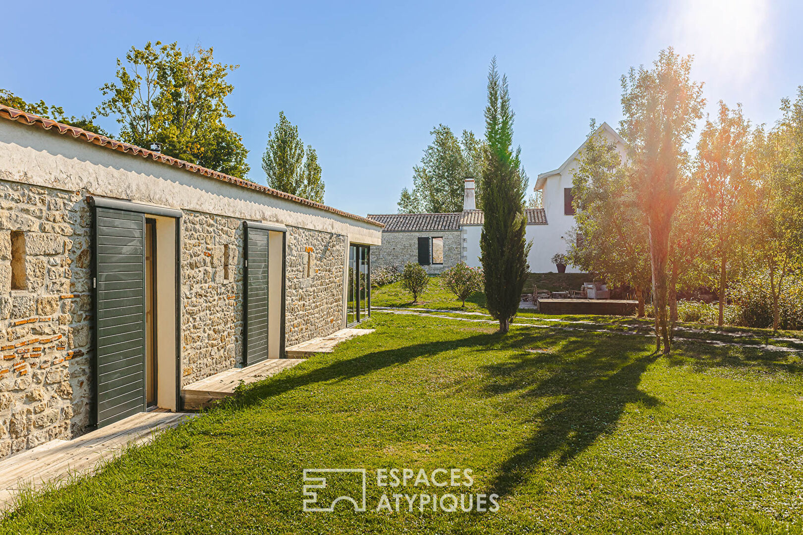 Contemporaine bucolique et son gîte en bord de Venise Verte