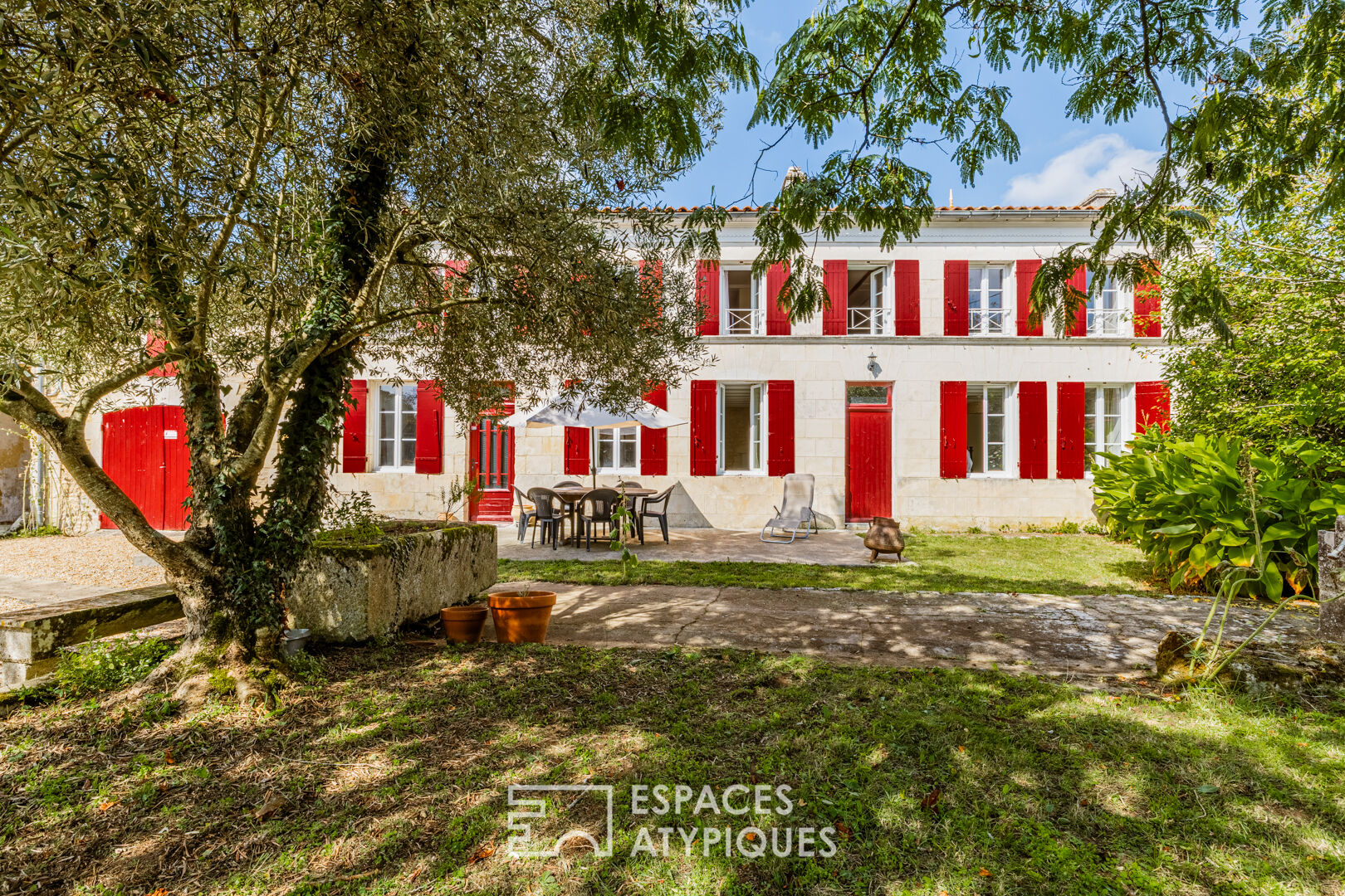 Maison de campagne rénovée avec moulin et dépendances à aménager