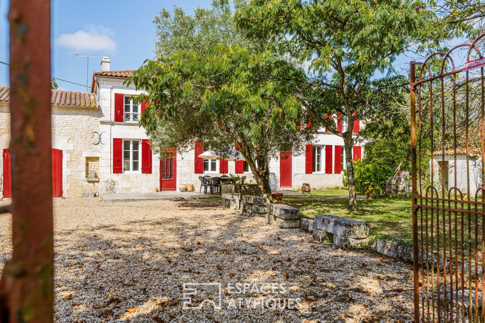 Maison de campagne rénovée avec moulin et dépendances à aménager