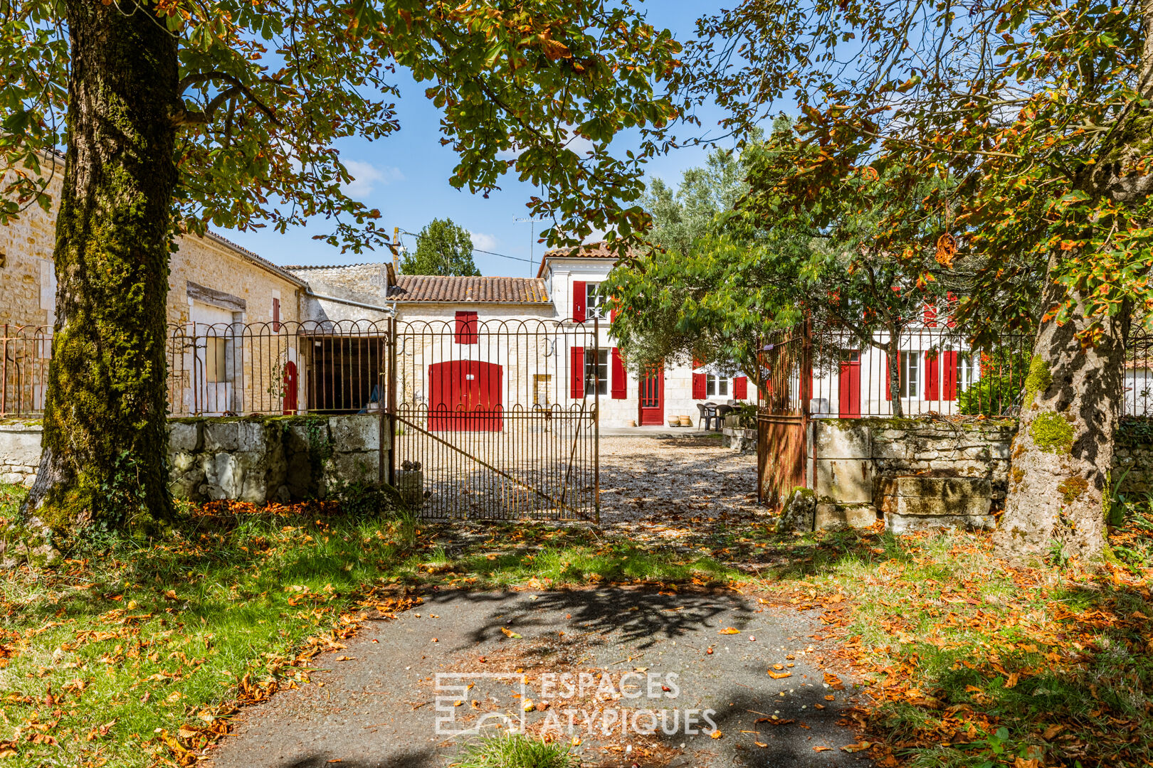 Maison de campagne rénovée avec moulin et dépendances à aménager