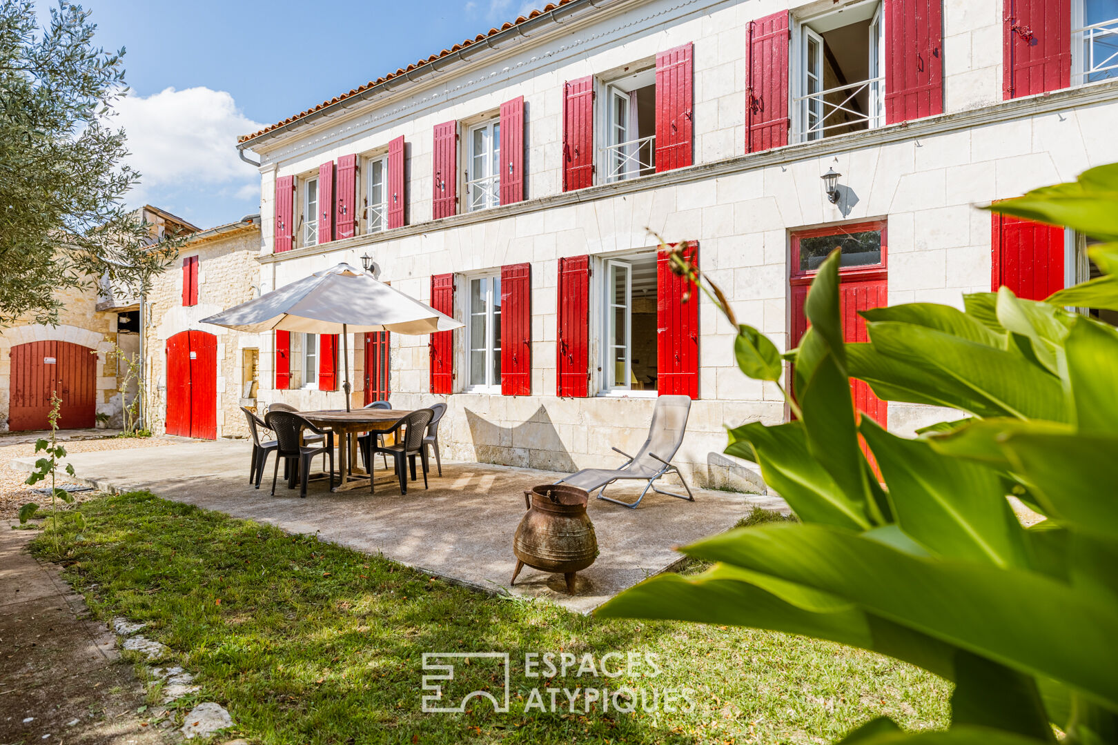 Maison de campagne rénovée avec moulin et dépendances à aménager