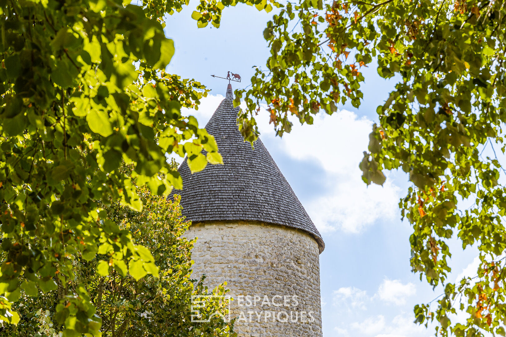 Maison de campagne rénovée avec moulin et dépendances à aménager