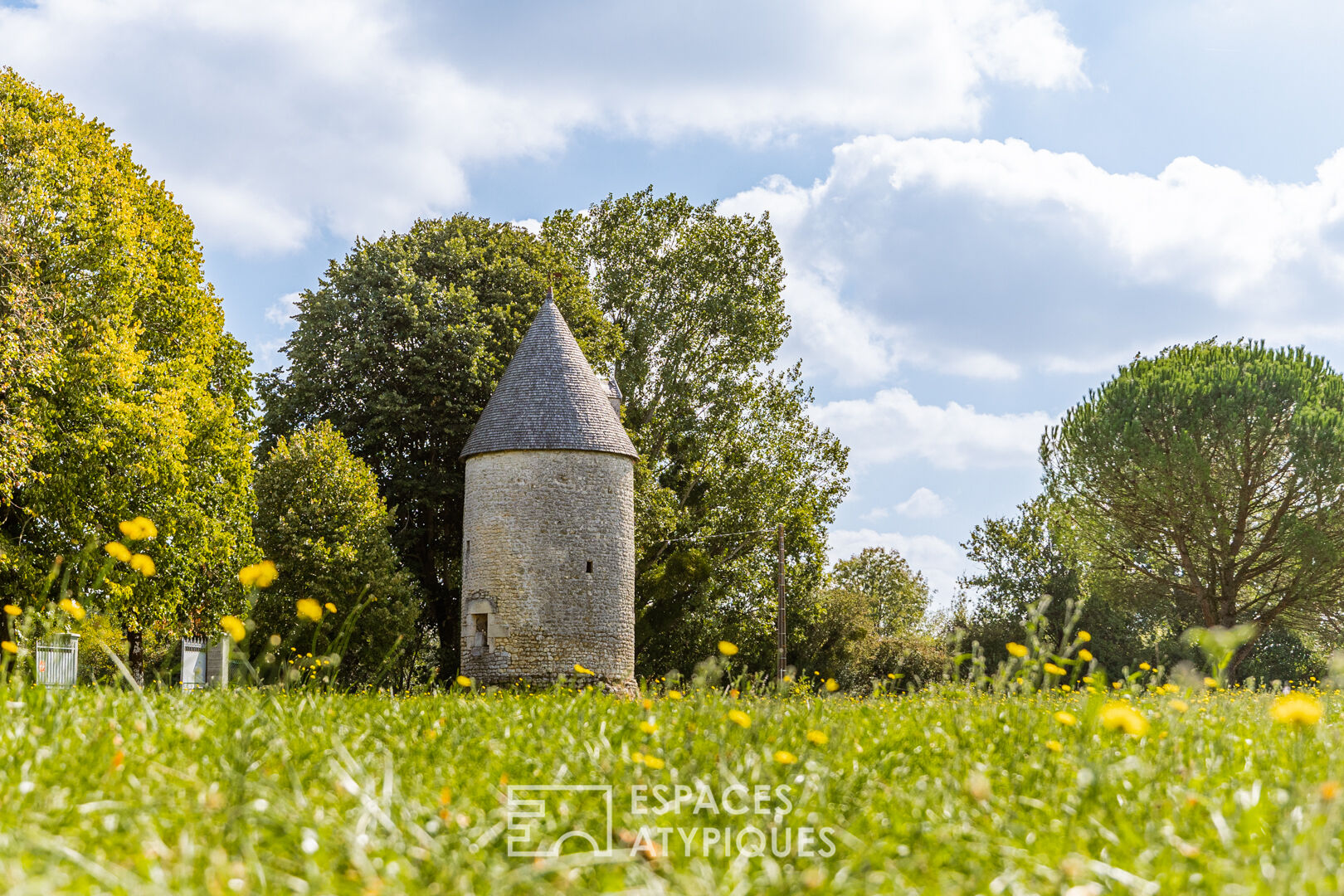 Maison de campagne rénovée avec moulin et dépendances à aménager