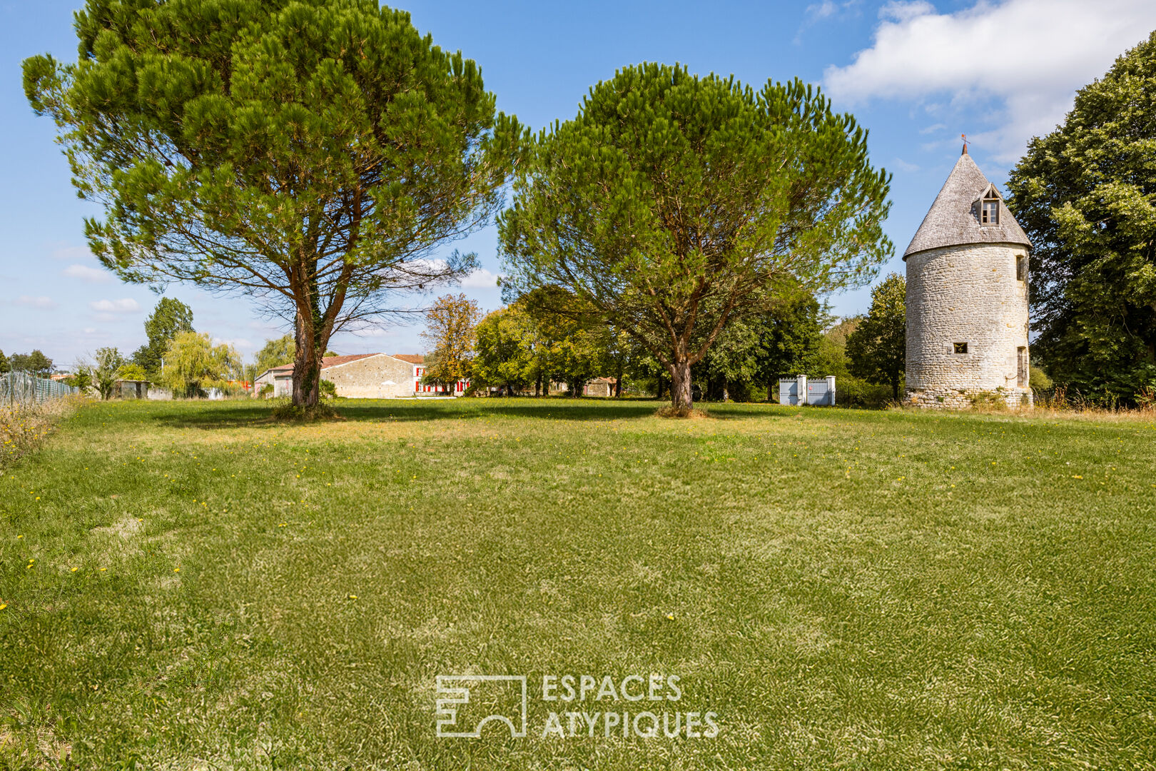 Maison de campagne rénovée avec moulin et dépendances à aménager