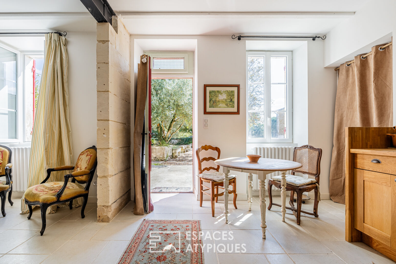 Maison de campagne rénovée avec moulin et dépendances à aménager