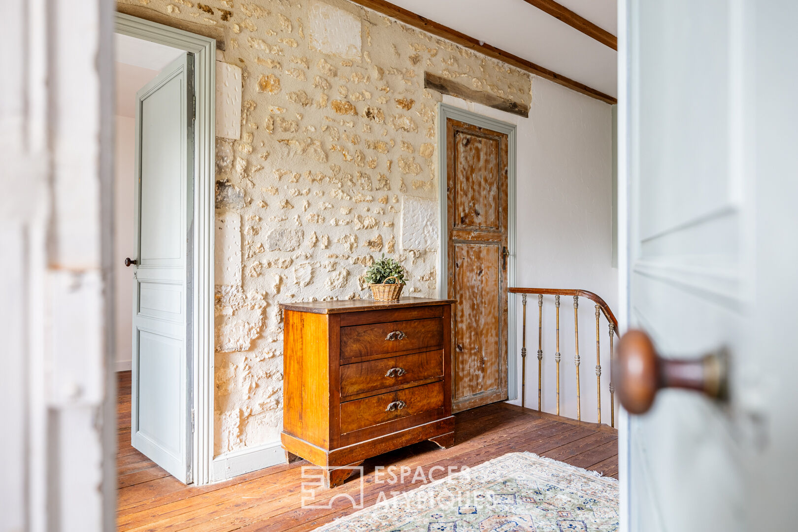 Maison de campagne rénovée avec moulin et dépendances à aménager