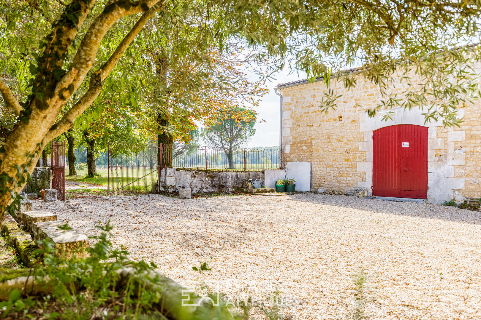 Maison de campagne rénovée avec moulin et dépendances à aménager