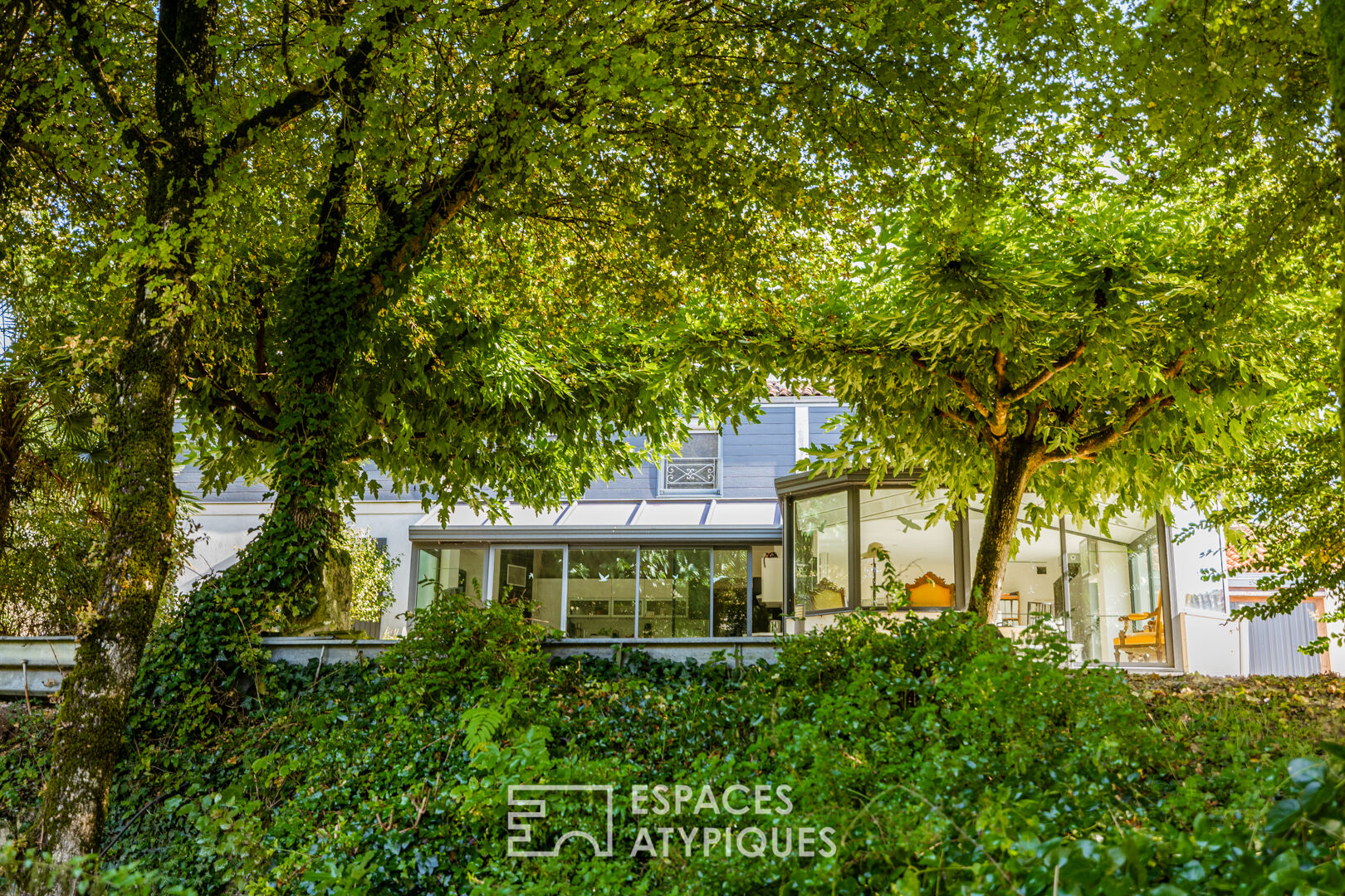 Spacieuse maison familiale de style charentais dans un parc arboré