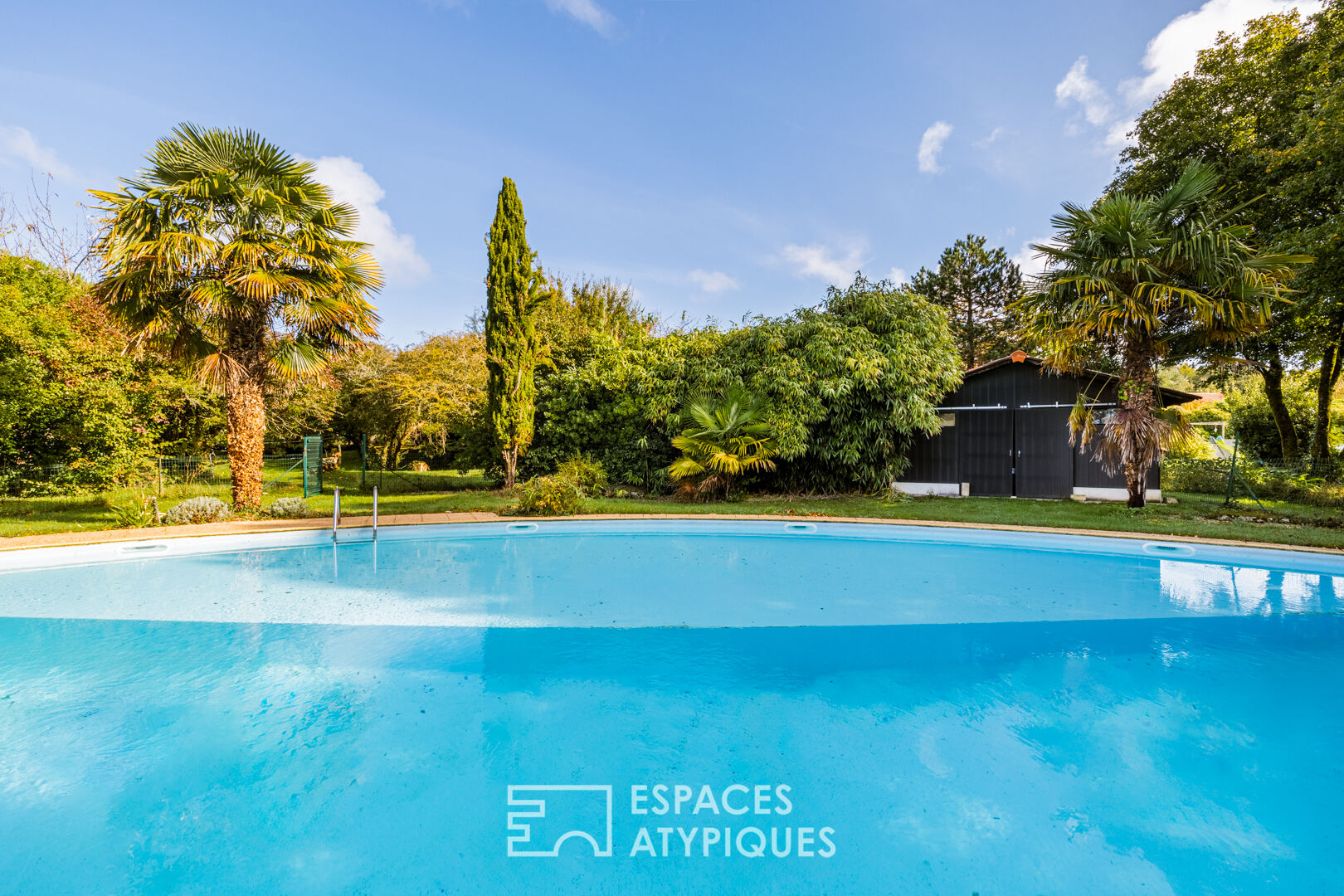 Spacieuse maison familiale de style charentais dans un parc arboré