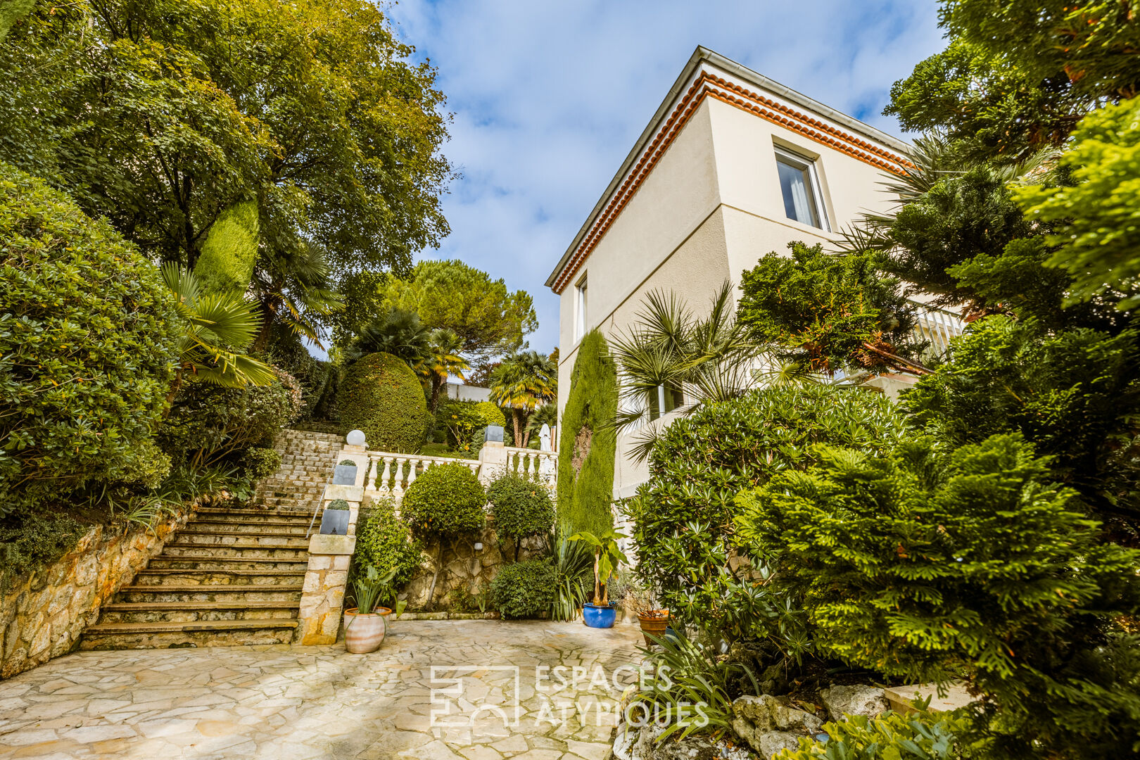 On the heights, elegant house from the 50s