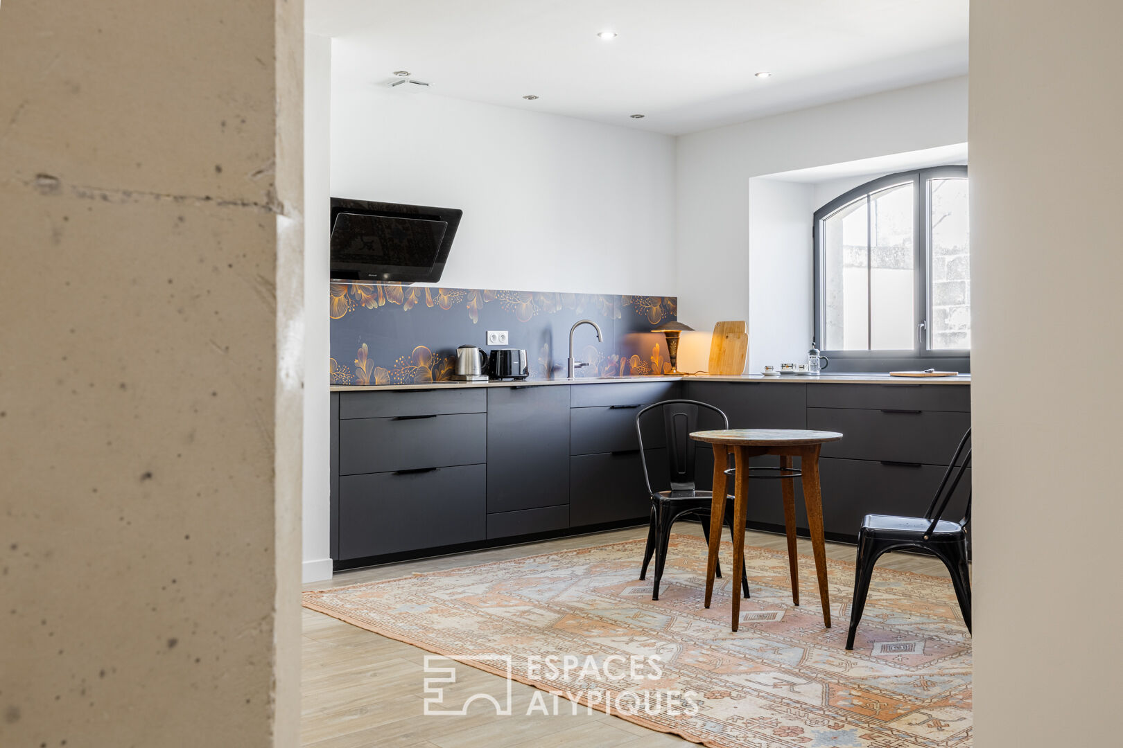 Atypical apartment in the heart of the old cellars of a distillery