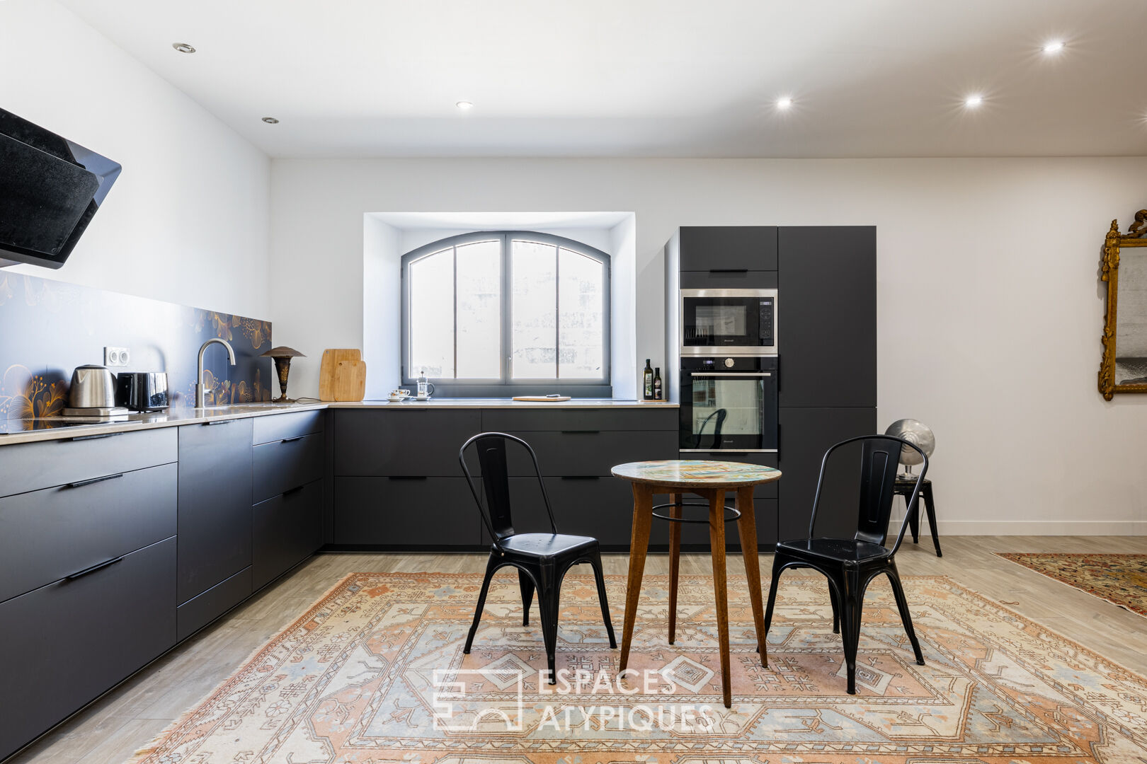 Atypical apartment in the heart of the old cellars of a distillery