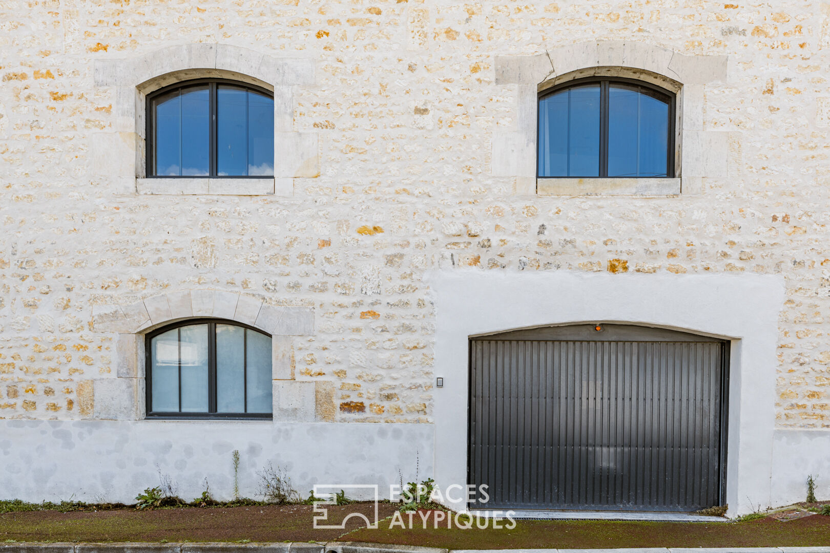 Atypical apartment in the heart of the old cellars of a distillery