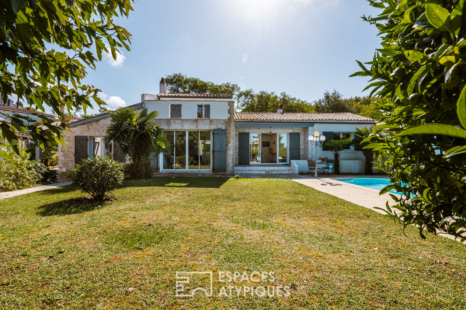 Inspiring family cocoon facing the sea with swimming pool and picturesque garden