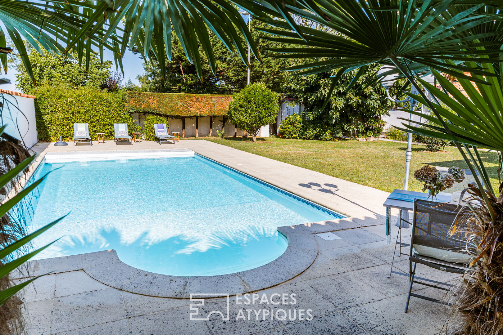 Inspiring family cocoon facing the sea with swimming pool and picturesque garden