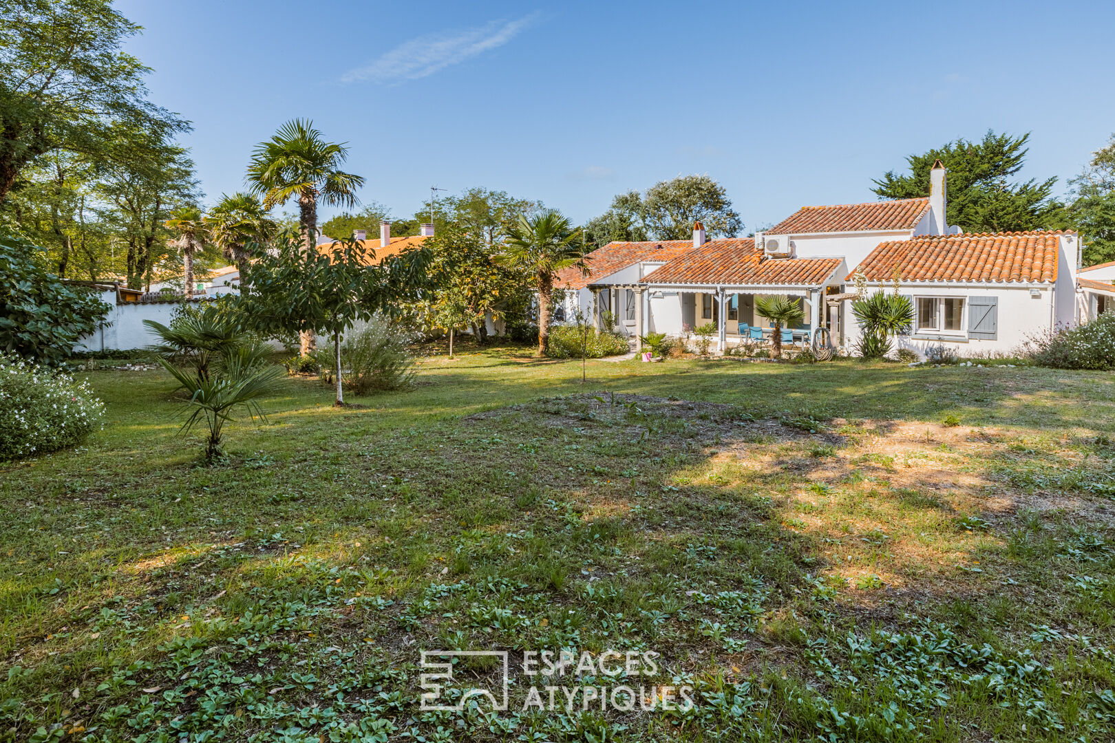 Inspiring family cocoon facing the sea with swimming pool and picturesque garden