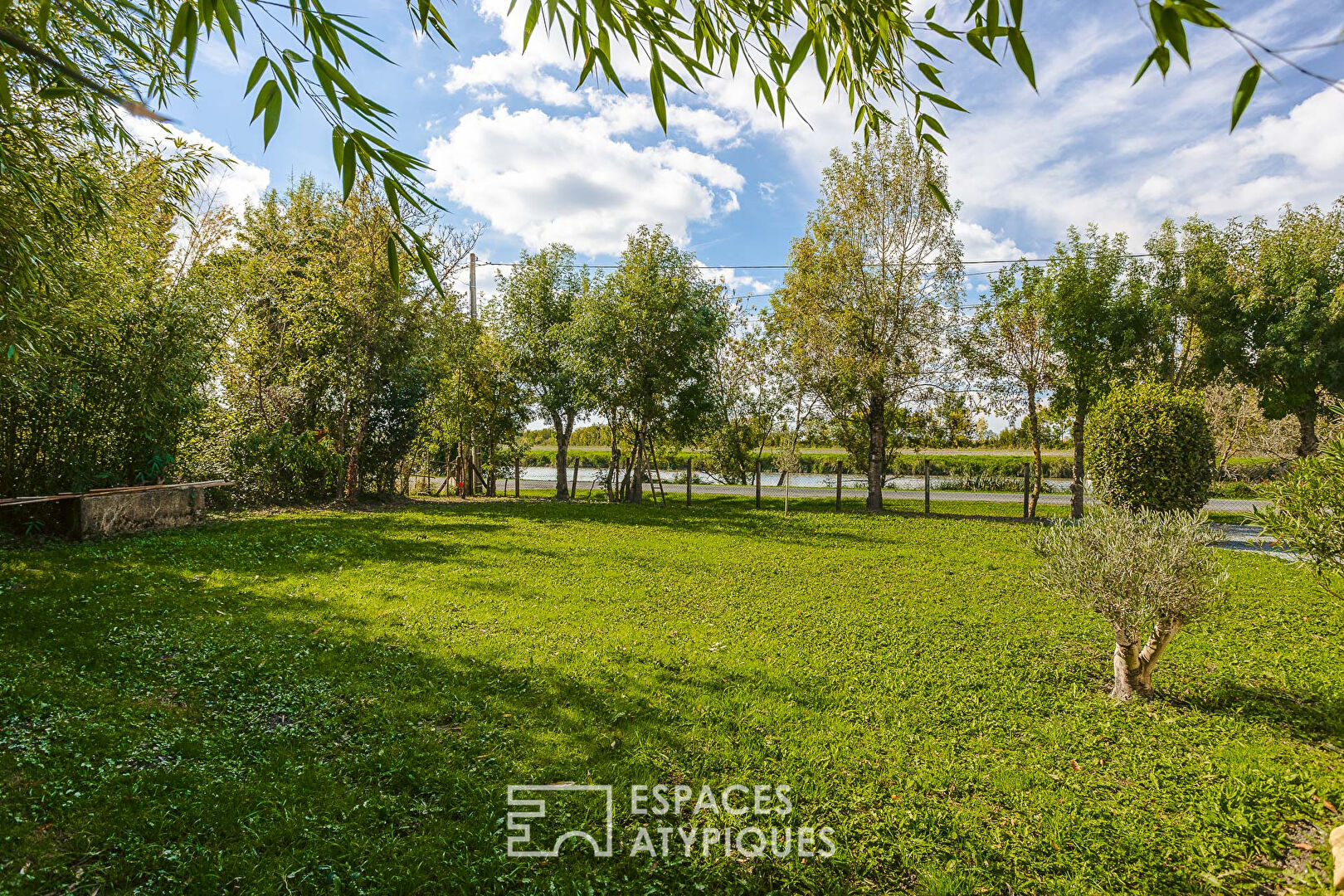 Sweet property in the Marais and its private pier