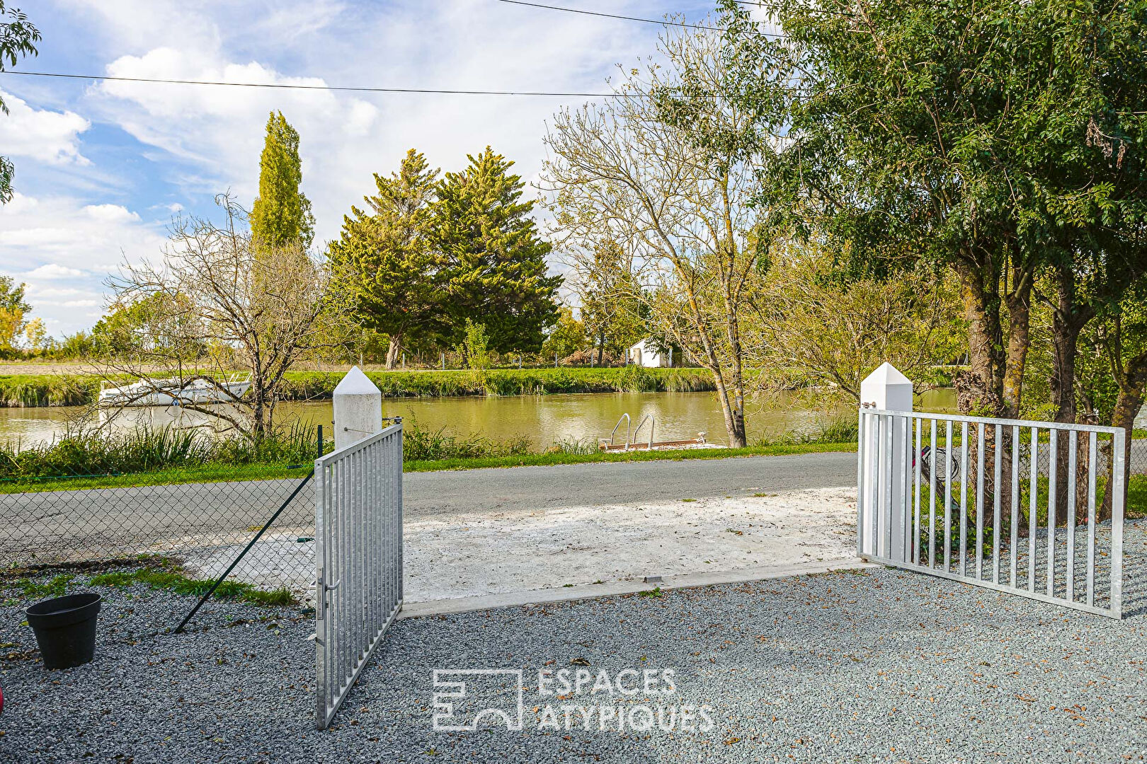 Sweet property in the Marais and its private pier