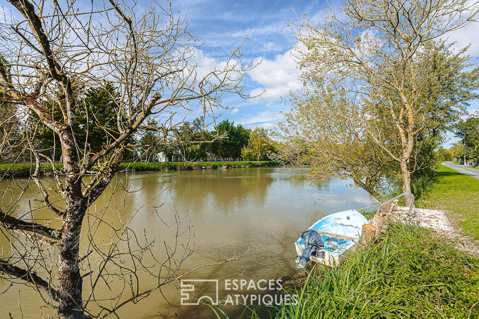 Sweet property in the Marais and its private pier