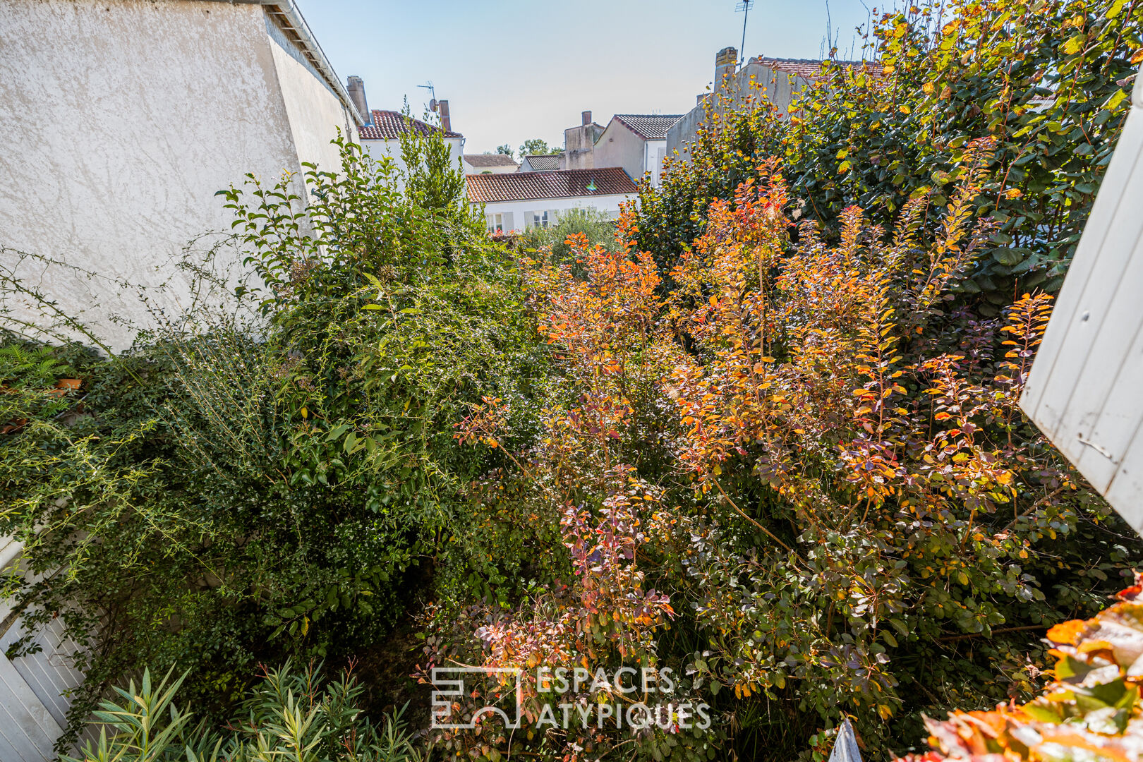 A bourgeois house in the heart of the city, close to shops and the port