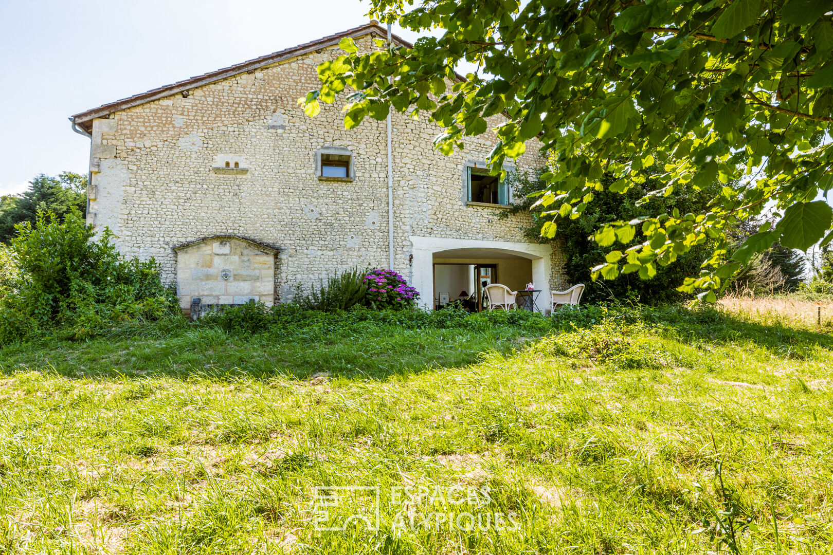 Ancien moulin à eau au coeur de la campagne