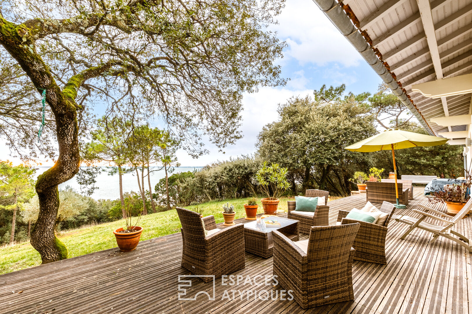 Villa de villégiature avec son parc boisé et sa vue mer