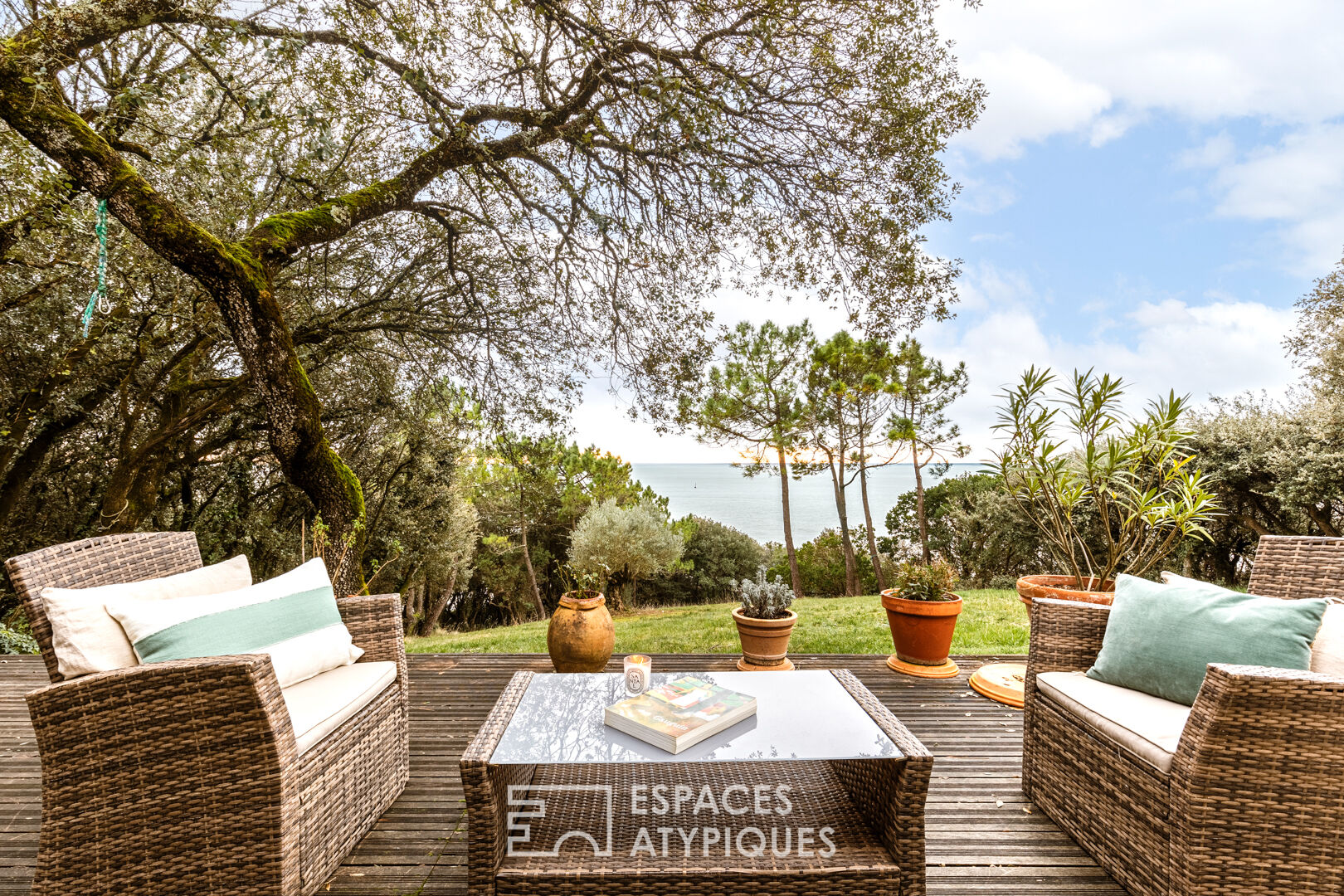 Villa de villégiature avec son parc boisé et sa vue mer