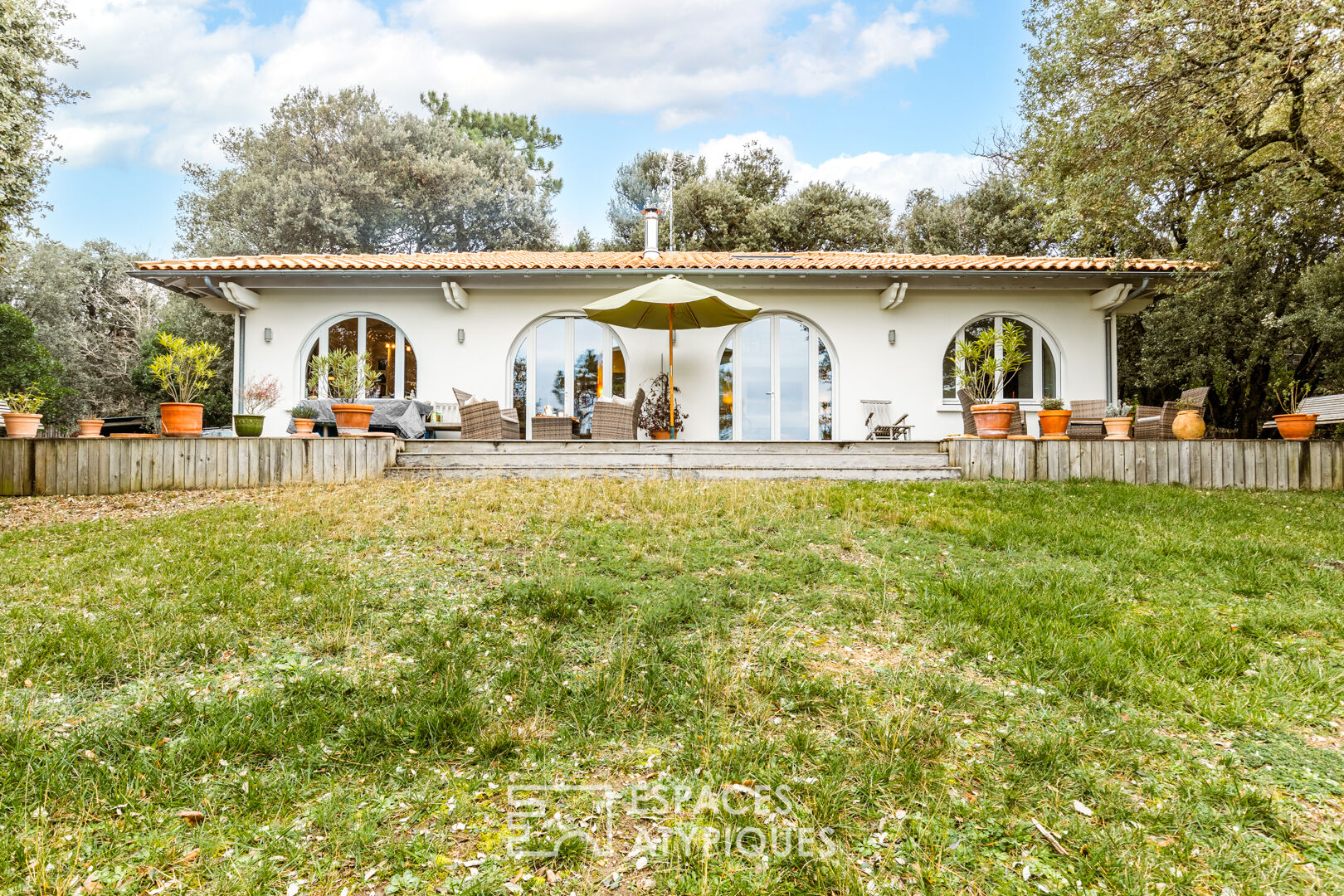 Villa de villégiature avec son parc boisé et sa vue mer