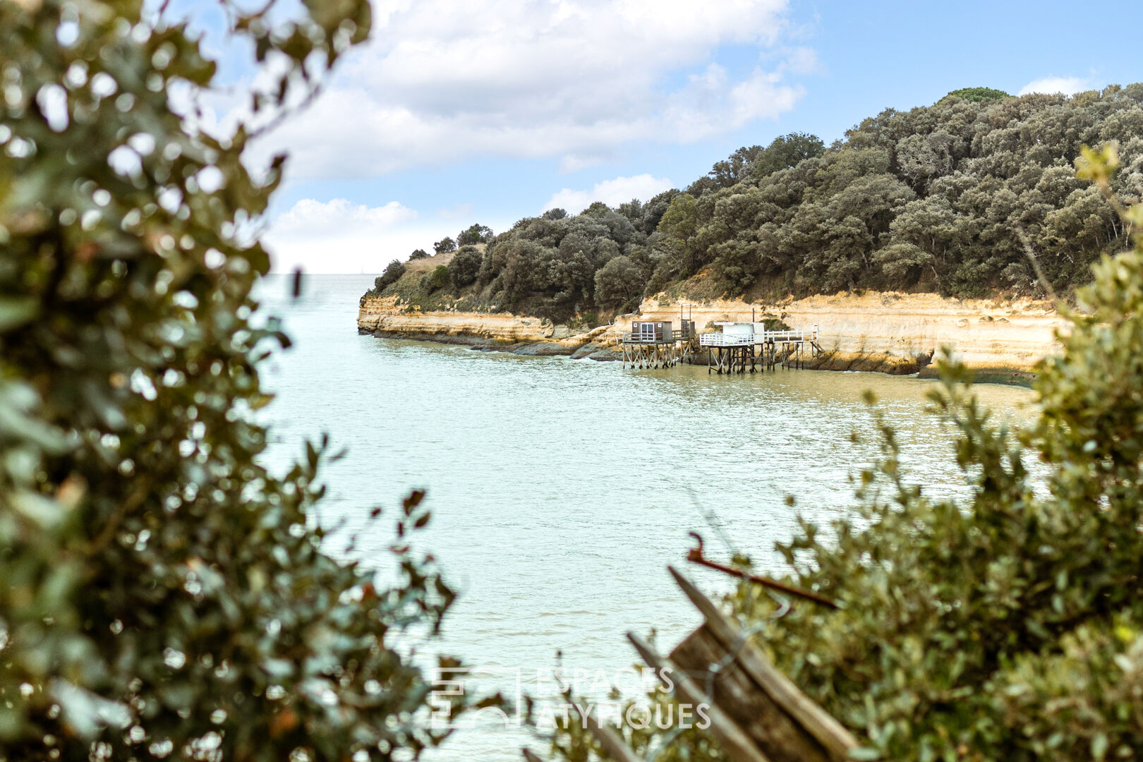 Villa de villégiature avec son parc boisé et sa vue mer