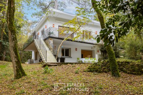 Une sixtie’s sublimée dans son écrin de verdure à 300m de la plage