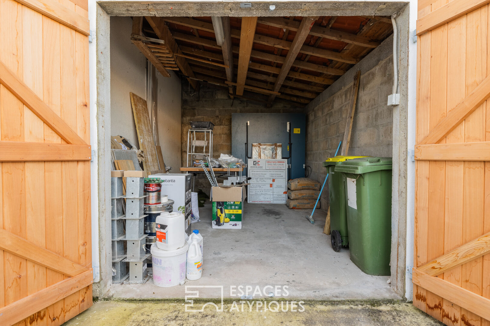 Une maison estivale revisitée entre coeur de village et plages