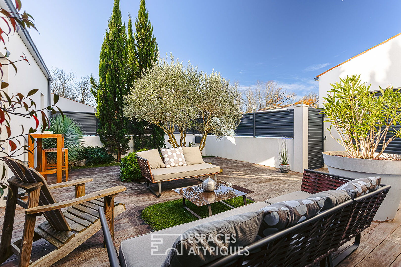 Contemporaine et ses patios à l’entrée de La Rochelle