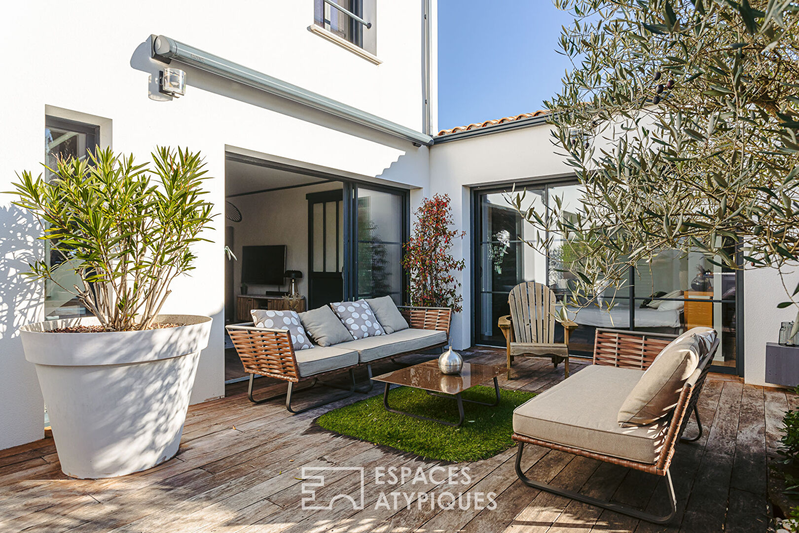 Contemporaine et ses patios à l’entrée de La Rochelle